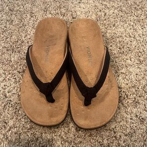 Vionic flip flops. NWOT.